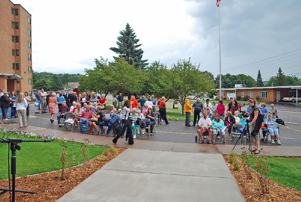 With umbrellas about to come out, the crowd assembled for the start of the ceremonies. It has been two years since the beginning of the project.